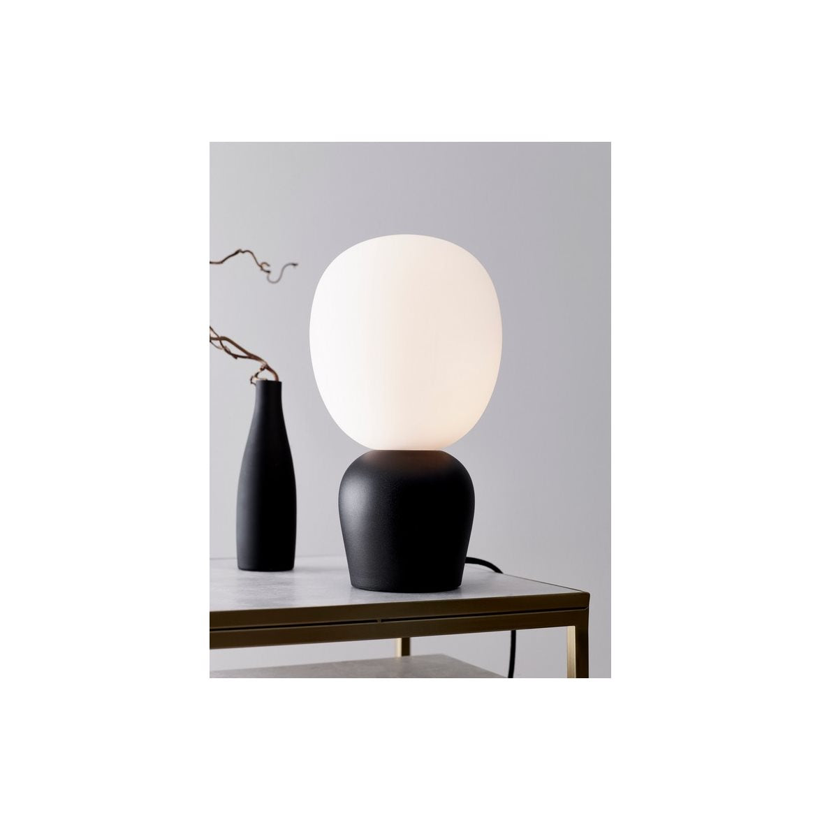 Buddy bordslampa svartstruktur/opal glas