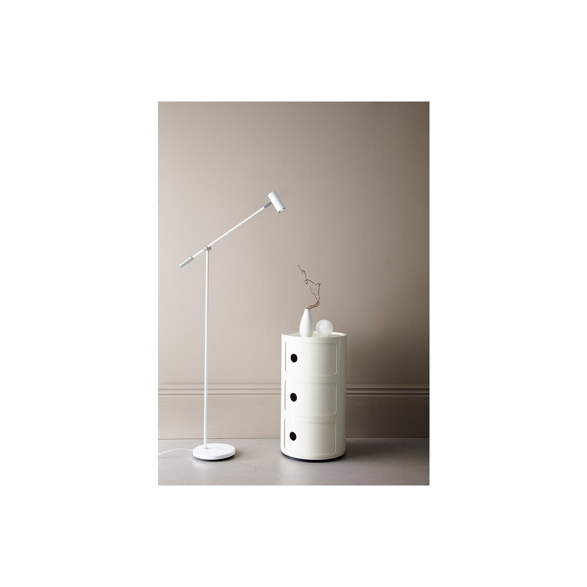 Cato golvlampa mattvit dimbar