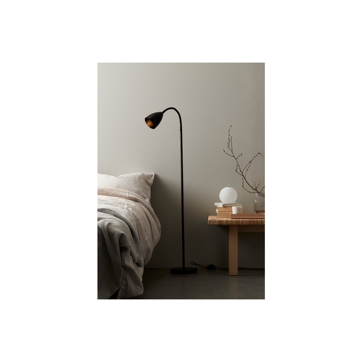 Trotsig golvlampa mattsvart